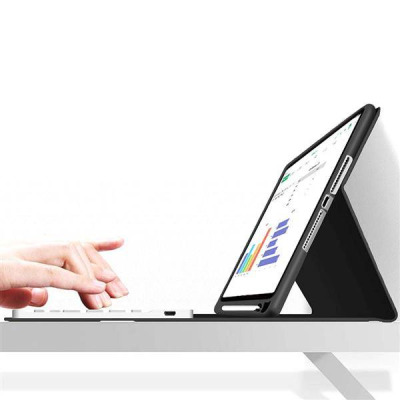Czarne etui Tech-Protect SC z klawiaturą do iPad mini 6, obok którego widoczny jest tablet z otwartym edytorem tekstu i zamontowanym rysikiem w uchwycie.