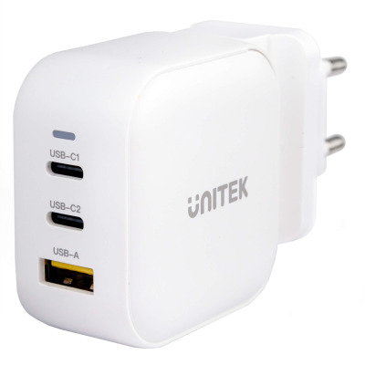 Biała ładowarka sieciowa Unitek GaN o mocy 66W z trzema portami: dwoma USB-C i jednym USB-A, ukazana w ujęciu z profilu z widoczną wtyczką europejską.