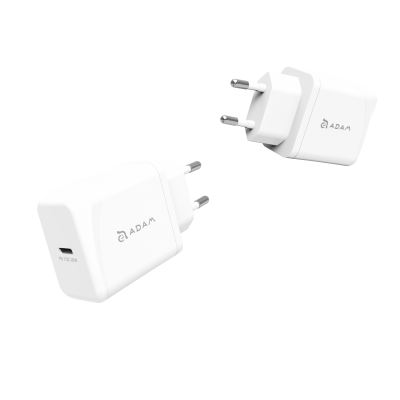 Dwie białe ładowarki Adam Elements Omnia F1 z wtyczką europejską, jedna z widocznym portem USB-C i napisem PD/QC 18W, druga ukazująca profil z logo Adam.
