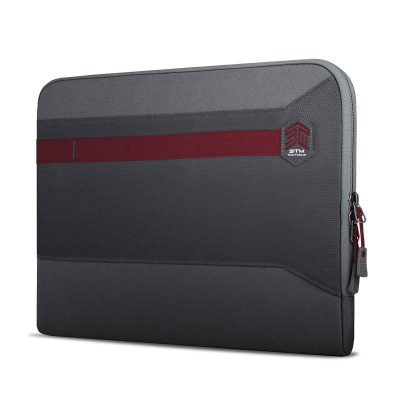 Szara torba STM Blazer do MacBooka Air i Pro 13 cali z poziomym bordowym pasem i naszywką z logo marki, widok z boku na zamek błyskawiczny z zawieszką.