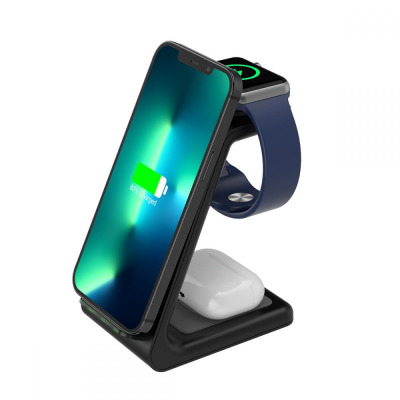 Czarna ładowarka indukcyjna Tech-Protect A8 3w1 z telefonem iPhone, zegarkiem Apple Watch i słuchawkami AirPods na tle opakowania z napisem Tech-Protect.