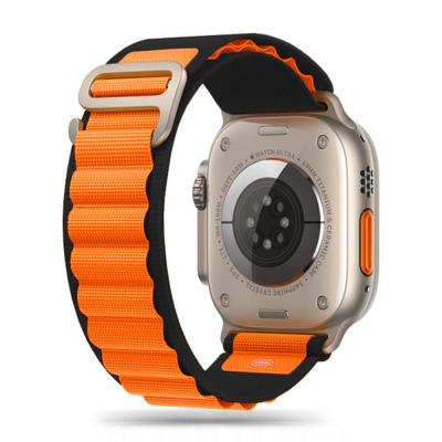 Pasek Tech-Protect Nylon w kolorze czarno-pomarańczowym założony na kopertę Apple Watch Ultra 49 mm, widok od strony czujników tętna i tytanowego dekla.