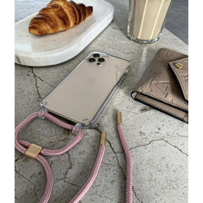 Przeźroczyste etui TECH-PROTECT Flexair Chain do iPhone 11 z różową smyczą, leżące na marmurowym blacie obok rogalika, szklanki kawy i portfela.