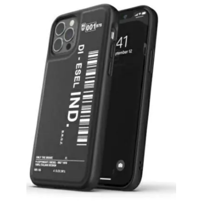 Czarne etui Diesel Moulded Case z nadrukiem kodu kreskowego i napisem DI-ESEL IND. do iPhone 12/12 Pro, ukazujące wycięcia na wyspę aparatów i przyciski.