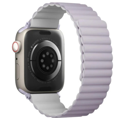 Dwustronny pasek UNIQ Revix w kolorze liliowo-białym założony na Apple Watch z jasną kopertą i cyfrową tarczą, widok z profilu na zapięcie i logo marki.
