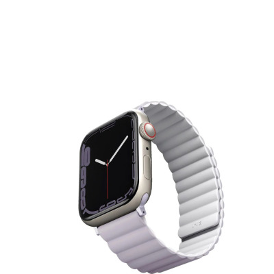 Dwustronny pasek UNIQ Revix w kolorze liliowo-białym założony na Apple Watch z jasną kopertą i cyfrową tarczą, widok z profilu na zapięcie i logo marki.