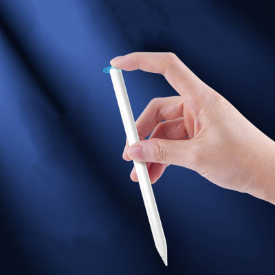 Biały rysik Tech-Protect Stylus Pen 2 do iPada trzymany w dłoni, z widocznym niebieskim podświetleniem w górnej części obudowy sygnalizującym aktywność.