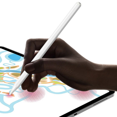 Biały rysik Tech-Protect Stylus Pen 2 trzymany w dłoni podczas precyzyjnego rysowania kolorowej grafiki na ekranie tabletu iPad, widok z bliska.