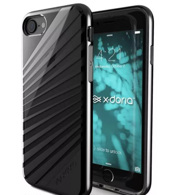 Czarne etui X-Doria Revel Lux do iPhone 7 z ukośnym wzorem na pleckach, ukazujące tył obudowy z wycięciem na aparat oraz przód telefonu z logo X-Doria.