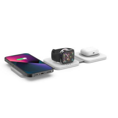 Biała ładowarka indukcyjna Tech-Protect QI15W-A24 3w1 MagSafe z ładowanym smartfonem iPhone, zegarkiem Apple Watch i słuchawkami AirPods na białym tle.