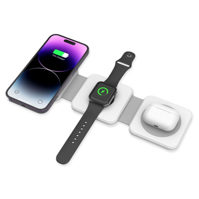 Biała składana ładowarka indukcyjna Tech-Protect A24 3w1 MagSafe ładująca jednocześnie iPhone'a, Apple Watch oraz słuchawki AirPods na płaskiej powierzchni.