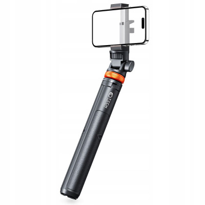 Czarny selfie stick Tech-Protect L03S Wireless Tripod z zamocowanym smartfonem iPhone, widoczny uchwyt z pomarańczowym pierścieniem regulacyjnym.
