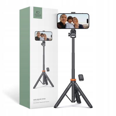 Czarny selfie stick Tech-Protect L03S z rozkładanym statywem i bezprzewodowym pilotem, podtrzymujący smartfon z wyświetlonym zdjęciem rodziny na tle morza.