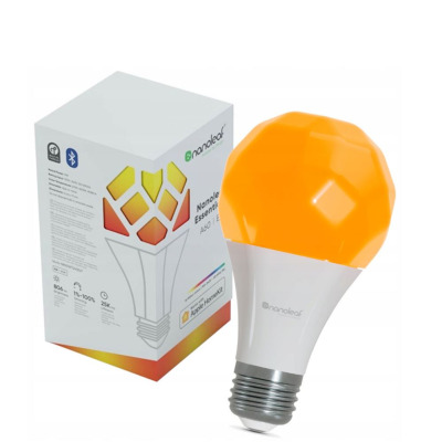 Inteligentna żarówka Nanoleaf Essentials Smart Bulb E27 o geometrycznym kształcie świecąca na pomarańczowo obok opakowania z logo Apple HomeKit.