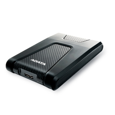 Czarny dysk zewnętrzny ADATA HD650 z teksturowanymi wstawkami z włókna węglowego, widoczny pod kątem z wyeksponowanym portem USB na przedniej krawędzi.