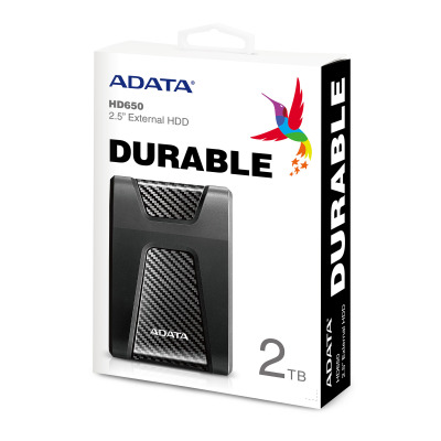 Opakowanie dysku zewnętrznego ADATA HD650 2TB w kolorze czarnym z widocznym logo producenta, grafiką kolibra oraz teksturą włókna węglowego na obudowie.