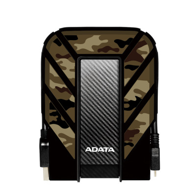 Dysk zewnętrzny ADATA HD710M Pro w kamuflażu z centralnym panelem o fakturze włókna węglowego, widocznym logo ADATA oraz zintegrowanym kablem USB.