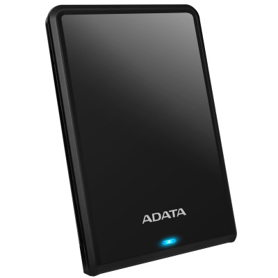 Czarny dysk zewnętrzny ADATA HV620S ustawiony pod kątem, z widocznym logo producenta na obudowie oraz świecącą na niebiesko diodą sygnalizacyjną u dołu.