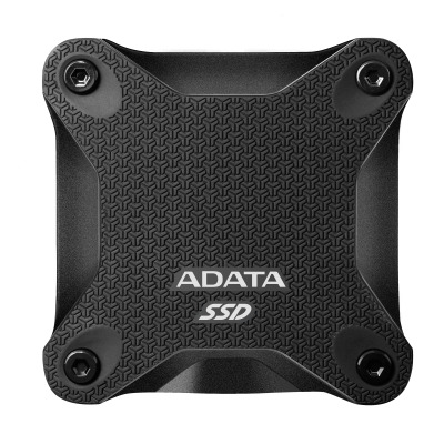 Czarny dysk zewnętrzny SSD ADATA SD600Q o kwadratowym kształcie z zaokrąglonymi rogami, czterema śrubami w narożnikach i wytłoczonym logo marki na środku.