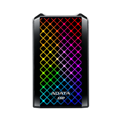 Dysk zewnętrzny SSD ADATA SE900 z podświetlaną matrycą RGB w formie siatki, widoczny od frontu z wyraźnym logo ADATA SSD na czarnej obudowie.