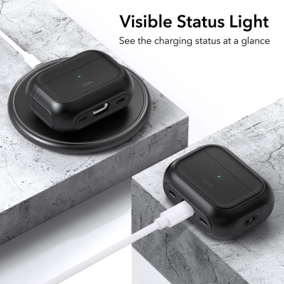 Czarne etui ESR do AirPods Pro 1/2 gen. na ładowarce indukcyjnej oraz podłączone kablem, z widoczną zieloną diodą statusu ładowania na obu urządzeniach.