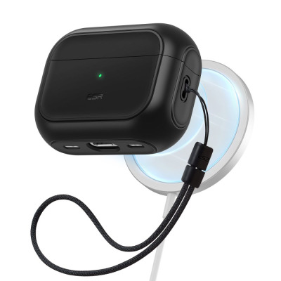 Czarne etui ESR Orbit do AirPods Pro 1 i 2 generacji z dołączoną smyczą, umieszczone na bezprzewodowej ładowarce MagSafe z widoczną zieloną diodą LED.