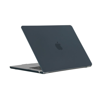 Matowe, czarne etui Tech-Protect Smartshell nałożone na laptop Apple MacBook Air 15, widok z tyłu na zamkniętą klapę z wycięciem na logo producenta.