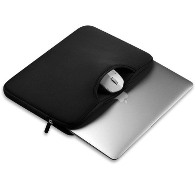 Czarne etui Tech-Protect AirBag do MacBook Pro 15/16 z uchwytami, widoczne z boku z zapięciem na zamek błyskawiczny oraz dwoma suwakami na krawędzi.