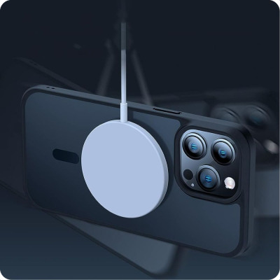 Przeźroczyste etui Tech-Protect Magmat z czarną ramką na iPhone 15 Pro, z widocznym magnetycznym pierścieniem MagSafe podczas ładowania bezprzewodowego.