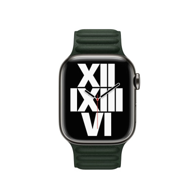 Zielony pasek z karbowanej skóry Apple do Apple Watch na zegarku z tarczą typu California, prezentującą cyfry rzymskie XII, IX, III oraz VI na czarnym tle.