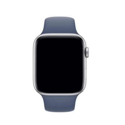 Silikonowy pasek Apple w kolorze nordycki błękit do Apple Watch 44/45/49mm, prezentujący detale zapięcia typu pin-and-tuck oraz otwory regulacyjne.