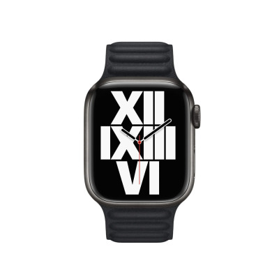 Apple Watch w kolorze północ z czarnym paskiem z karbowanej skóry, widok na tarczę z rzymskimi cyframi XII, IX, III, VI oraz wskazówki zegara.