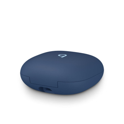 Niebieskie etui ładujące słuchawki Beats Fit Pro w kolorze Tidal z widocznym logo Beats na wieczku oraz portem ładowania USB-C na tylnej krawędzi obudowy.