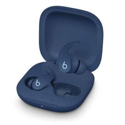 Niebieskie słuchawki Beats Fit Pro Tidal z charakterystycznymi skrzydełkami w otwartym etui ładującym, widoczne logo Beats na zewnętrznych panelach.