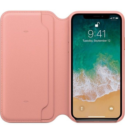 Różowe skórzane etui Apple Leather Folio do iPhone Xs w formie otwartej książki z widocznym ekranem telefonu i datą 9:41 na wyświetlaczu.