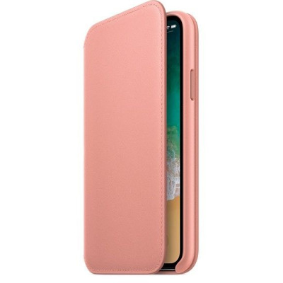Różowe skórzane etui Apple Leather Folio do iPhone Xs z widocznym logo Apple na środku oraz wycięciem na tylny podwójny aparat w lewym górnym rogu.