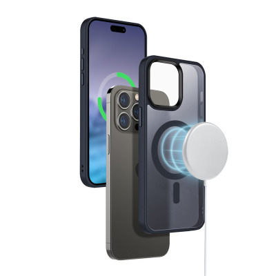 Granatowe etui Crong Hybrid Frost MAG do iPhone 15 Pro Max z widocznym pierścieniem magnetycznym oraz telefon w trakcie bezprzewodowego ładowania MagSafe.