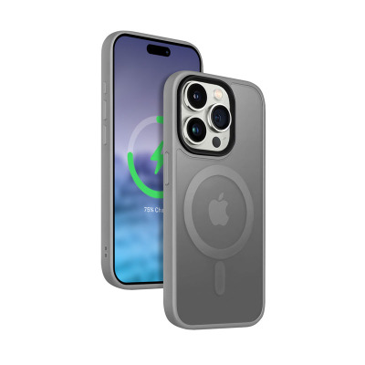 Szare etui Crong Hybrid Frost MAG do iPhone 15 Pro Max z widocznym pierścieniem MagSafe na pleckach oraz telefonem z ikoną ładowania na ekranie.