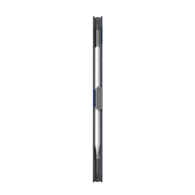 Granatowe etui Speck Balance Folio do iPada 11 2022-18, widok z profilu na wbudowany uchwyt zabezpieczający rysik Apple Pencil wewnątrz obudowy.