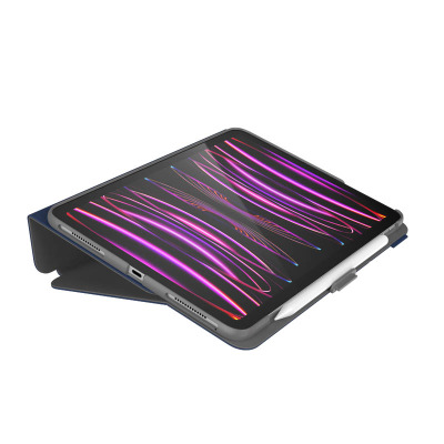 Granatowe etui Speck Balance Folio do iPada 11 2022-18 ustawione w pozycji podstawki, z widocznym rysikiem Apple Pencil w uchwycie oraz włączonym ekranem.