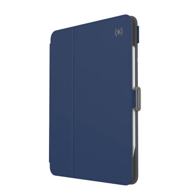 Granatowe etui Speck Balance Folio do iPad 11 2022-18 z powłoką Microban, widoczne z boku z zamkniętym zapięciem zabezpieczającym rysik Apple Pencil.