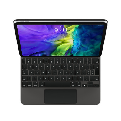 Czarna klawiatura Apple Magic Keyboard do iPada Pro 11 z wbudowanym gładzikiem, widok z góry na otwarte urządzenie z wyświetlaczem pokazującym godzinę 9:41.