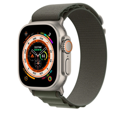 Apple Watch Ultra z zieloną opaską Alpine Loop, widok z profilu na tytanową kopertę z cyfrową tarczą kompasu oraz charakterystyczne zapięcie paska.