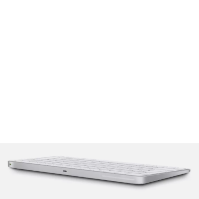 Klawiatura Apple Magic Keyboard w układzie portugalskim widziana z profilu, ukazująca smukłą konstrukcję, port ładowania oraz włącznik na bocznej krawędzi.