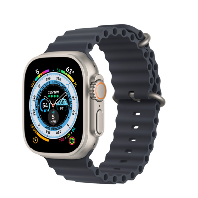 Pasek Apple Ocean Band w kolorze północ do zegarka Apple Watch 49mm, widoczny z góry z charakterystyczną karbowaną fakturą oraz tytanową klamrą i szlufkami.