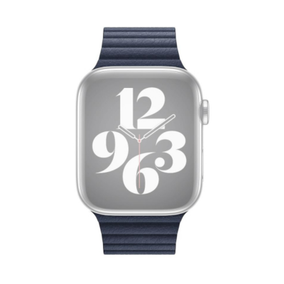 Niebieski skórzany pasek Apple do zegarka Apple Watch 45mm w rozmiarze M, z widoczną fakturą skóry oraz metalową klamrą łączącą dwie części akcesorium.