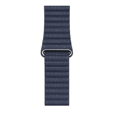 Niebieski skórzany pasek Apple do zegarka Apple Watch 45mm w rozmiarze M, z widoczną fakturą skóry oraz metalową klamrą łączącą dwie części akcesorium.