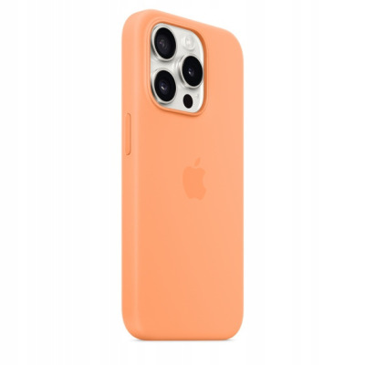 Pomarańczowe etui silikonowe Apple z obsługą MagSafe do iPhone 15 Pro, widok na tył urządzenia z charakterystyczną wyspą aparatów i logo Apple.
