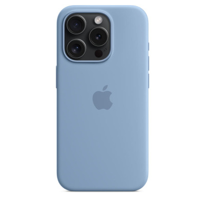 Silikonowe etui Apple MagSafe w kolorze zimowy błękit do iPhone 15 Pro, widok na tylną część obudowy z charakterystyczną wyspą aparatów i logo producenta.