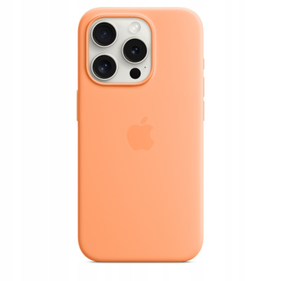 Pomarańczowe etui silikonowe Apple z obsługą MagSafe do iPhone 15 Pro Max, widok na plecki z charakterystyczną wyspą aparatów i logo producenta.
